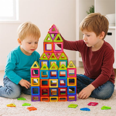 Deux enfants jouant au Jeu de construction magnétique