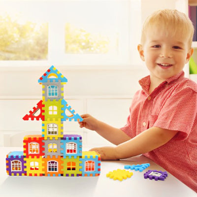 Enfant jouant aux Jeux de construction maison