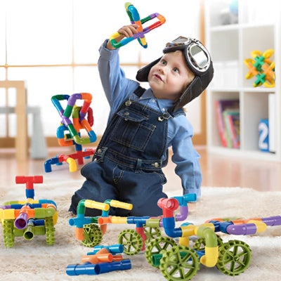 enfant jouant aux jeux de construction tubulaire