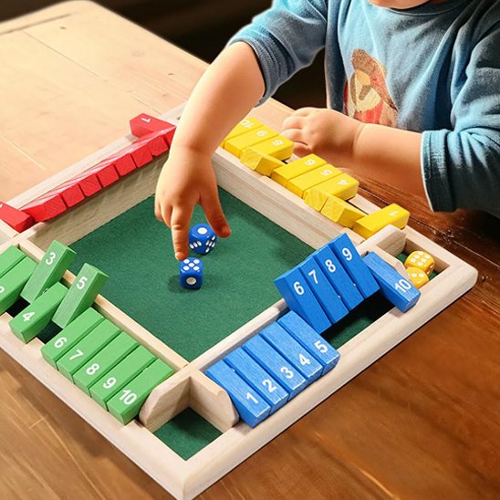 Enfant jouant aux Jeux de société en bois 
