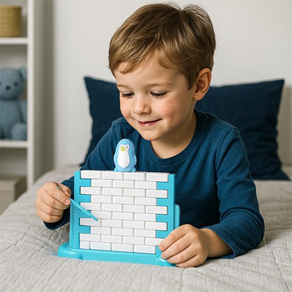 Enfant jouant avec briques emboîtables figurine pingouin