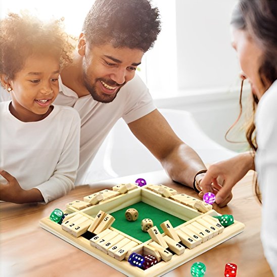 Enfant parents jouant aux Jeux de société en bois 