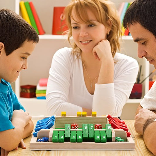 Enfant parents jouant Jeux de société en bois 