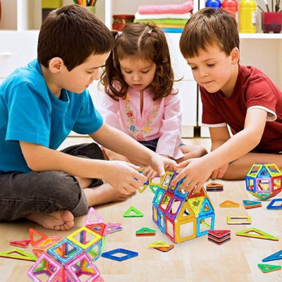 Enfants jouant au Jeu de construction magnétique