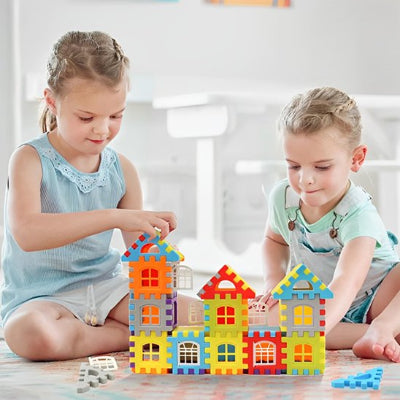 Enfants jouant aux Jeux de construction maison