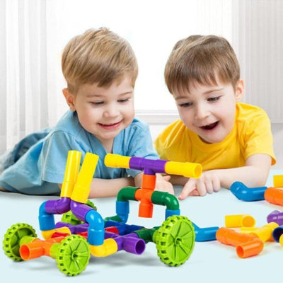 Enfants jouant aux jeux de construction tubulaire 