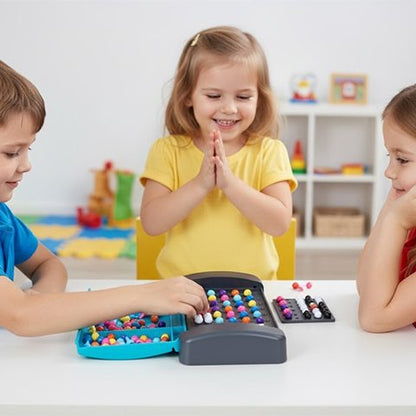 Enfants jouant Jeux de réflexion pions colorés