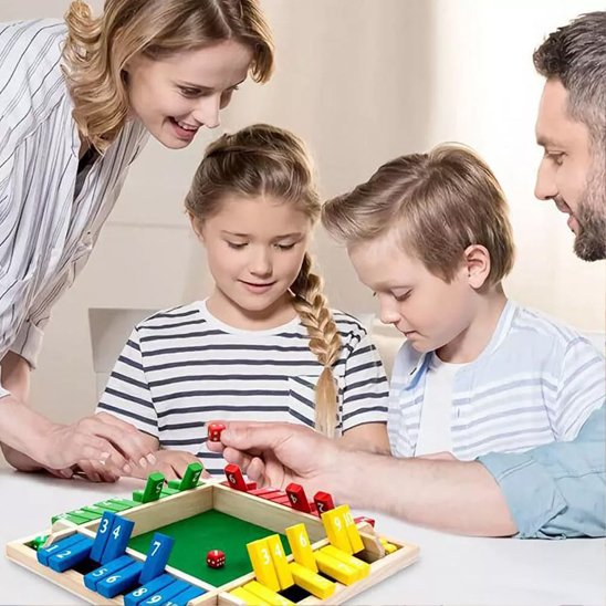 Enfants parents jouant Jeux de société en bois 