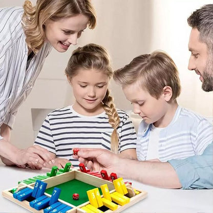 Enfants parents jouant Jeux de société en bois 