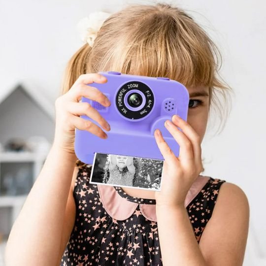 Fille prenant photo avec Appareil photo enfant