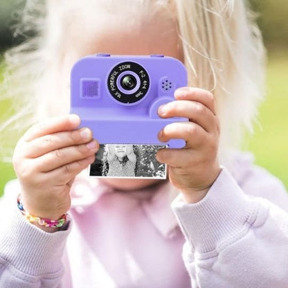 Fillette prenant photo avec Appareil photo enfant