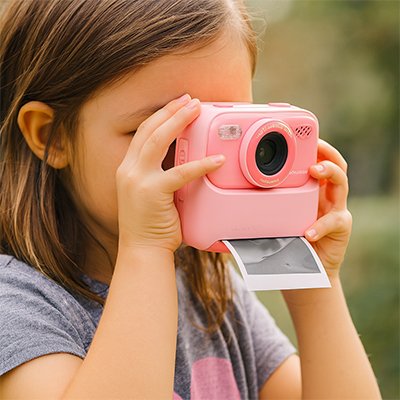 Fillette prenant photo avec Appareil photo enfant