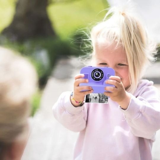 Fillette souriante avec Appareil photo enfant