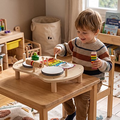 Instrument musique bebe enfant heureux avec maillets tambour et xylophone