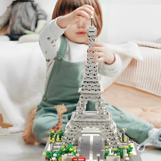 Jeu de construction enfant construisant Tour Eiffel