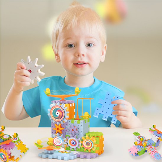 Jeux de construction à engrenages colorés garçon heureux