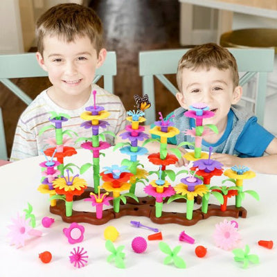 jeux de construction créakid enfants souriant devant jardin de fleurs