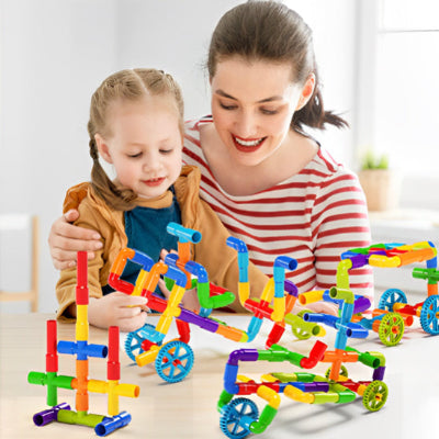mère et fillette jouant aux jeux construction tubulaire 