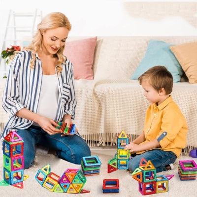 Maman enfant jouant au Jeu de construction magnétique