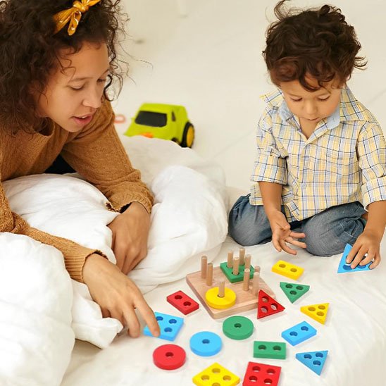 Maman enfant jouant aux Jeux de construction empilables