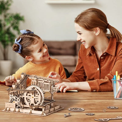 Mère et fille jouant aux Jeux de construction labyrinthe
