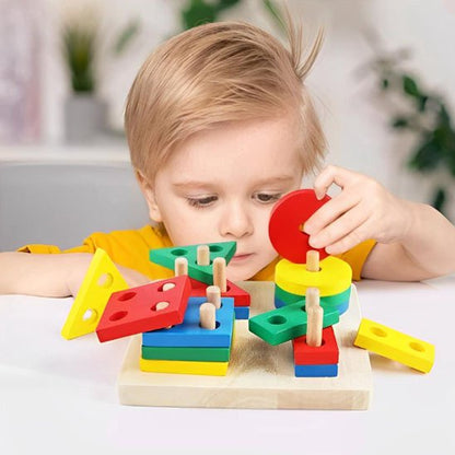 Petit enfant jouant aux Jeux de construction empilables
