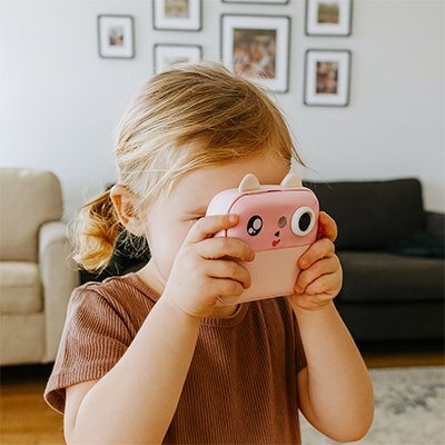 Petite fille avec Appareil photo rose